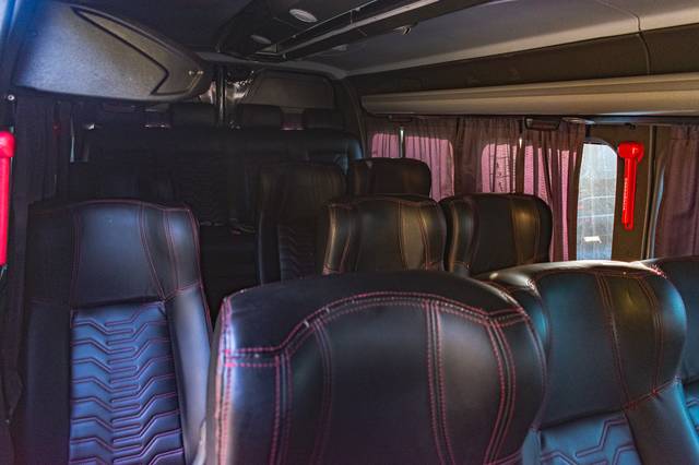 Interior executivo de van TRANSVIPCAR com bancos de couro e climatização
